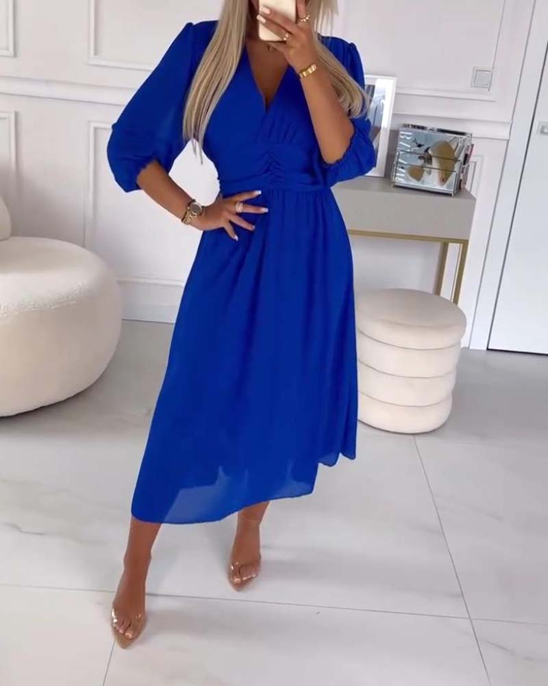 ROBE À COL EN V ET COULEUR UNIE À LA TAILLE