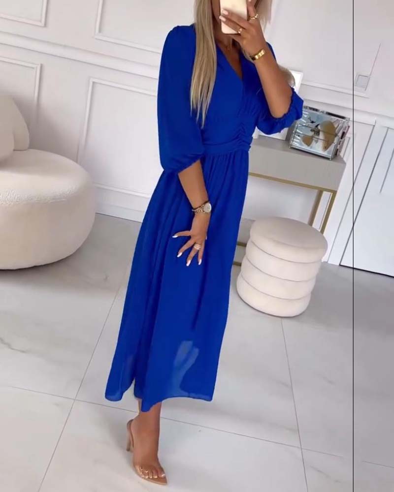 ROBE À COL EN V ET COULEUR UNIE À LA TAILLE