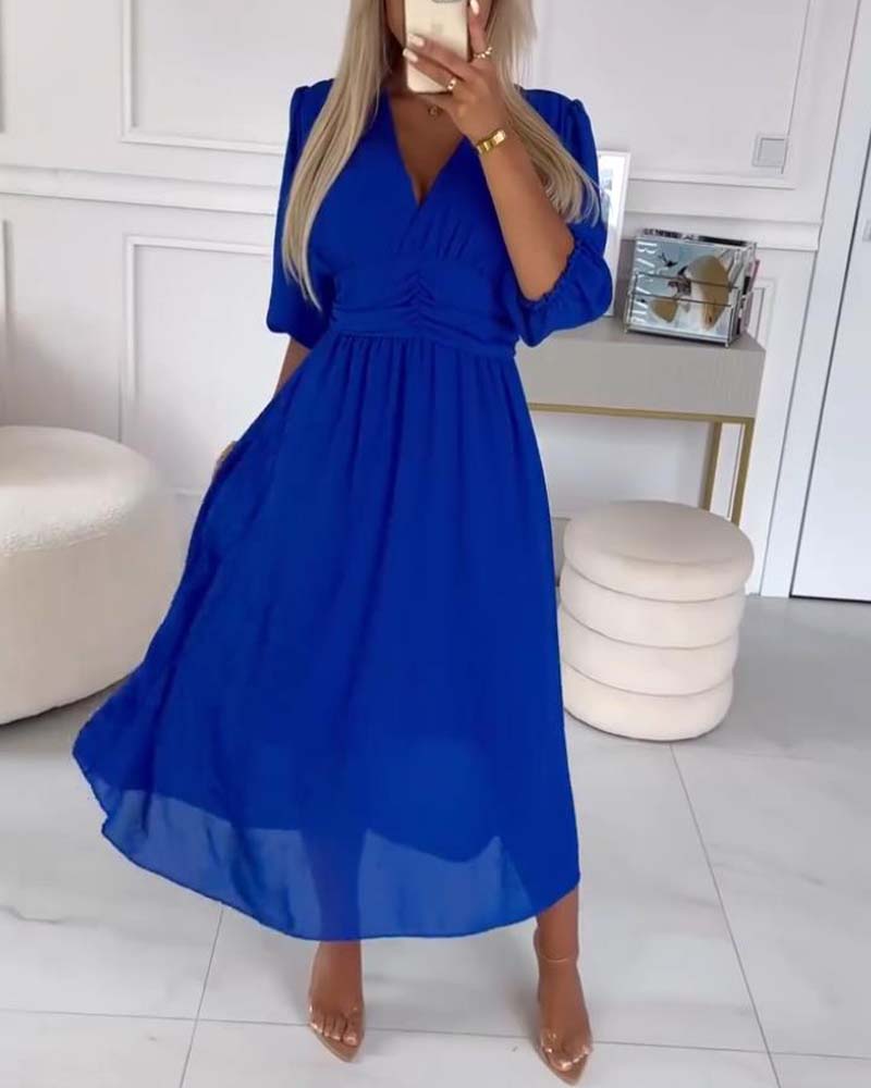 ROBE À COL EN V ET COULEUR UNIE À LA TAILLE