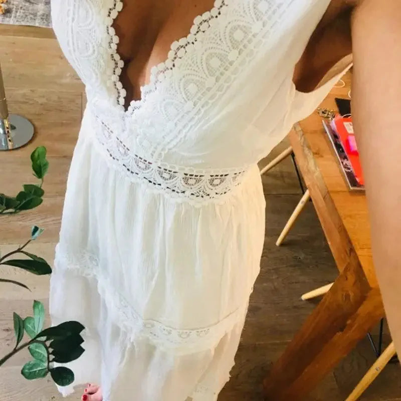 ROBE DÉBARDEUR EN DENTELLE AVEC DÉCOLLEMENT EN V