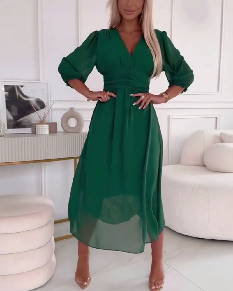 ROBE À COL EN V ET COULEUR UNIE À LA TAILLE