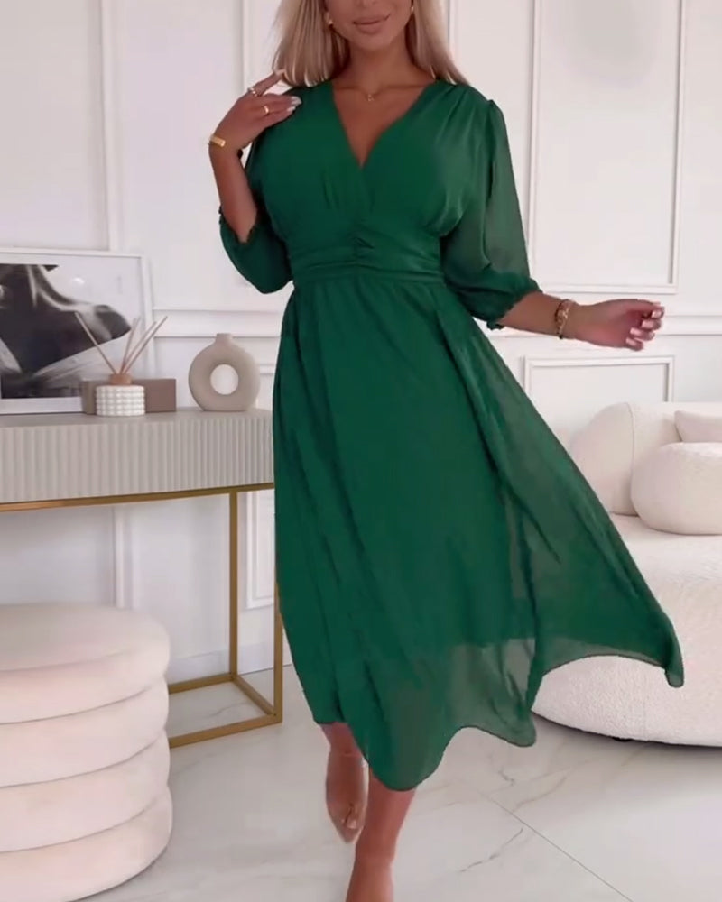 ROBE À COL EN V ET COULEUR UNIE À LA TAILLE