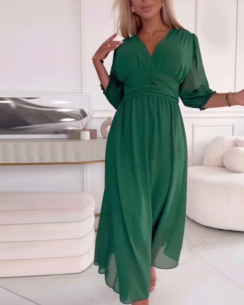 ROBE À COL EN V ET COULEUR UNIE À LA TAILLE