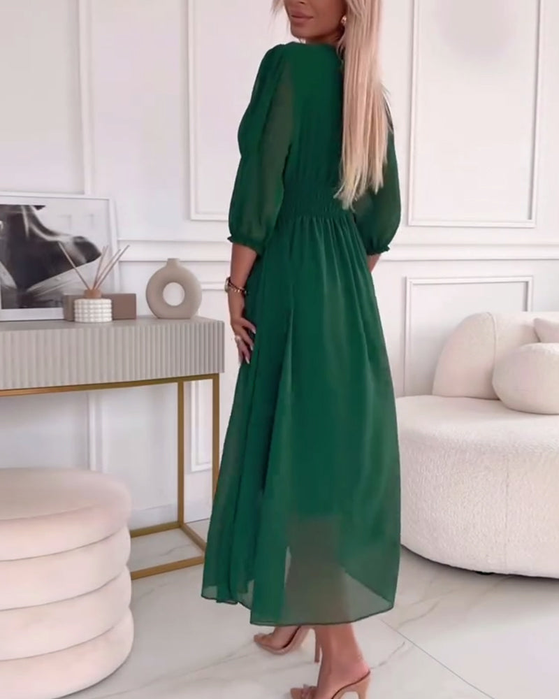 ROBE À COL EN V ET COULEUR UNIE À LA TAILLE