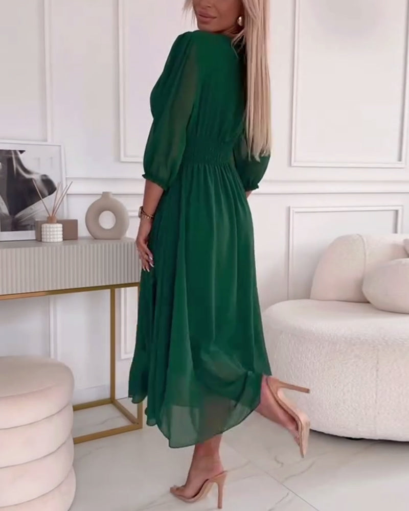 ROBE À COL EN V ET COULEUR UNIE À LA TAILLE